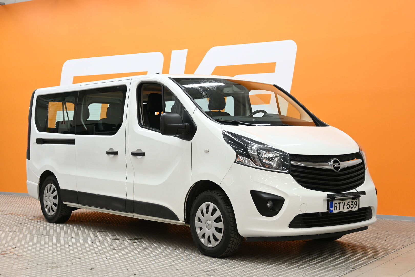 Valkoinen Tila-auto, Opel Vivaro – RTV-539