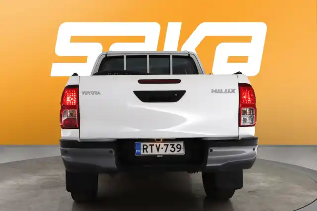 Valkoinen Avolava, Toyota Hilux – RTV-739