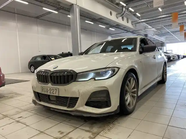 Valkoinen Sedan, BMW 320 – RUA-227