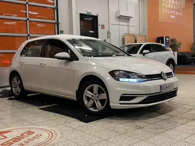 Valkoinen Viistoperä, Volkswagen Golf – RUB-511