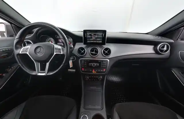 Harmaa Maastoauto, Mercedes-Benz GLA – RUB-782