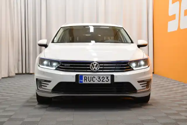 Valkoinen Farmari, Volkswagen Passat – RUC-323