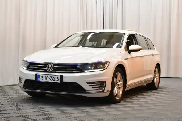 Valkoinen Farmari, Volkswagen Passat – RUC-323