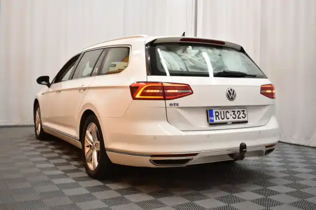 Valkoinen Farmari, Volkswagen Passat – RUC-323