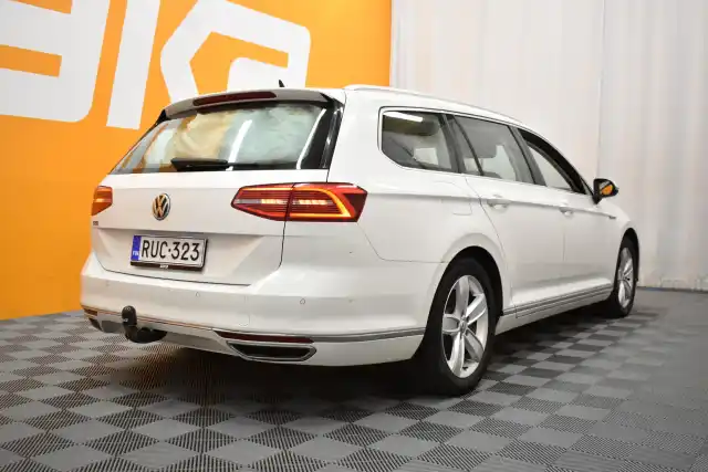 Valkoinen Farmari, Volkswagen Passat – RUC-323