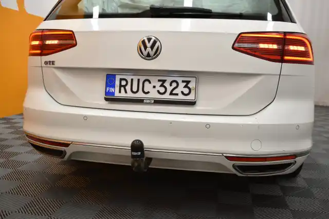 Valkoinen Farmari, Volkswagen Passat – RUC-323