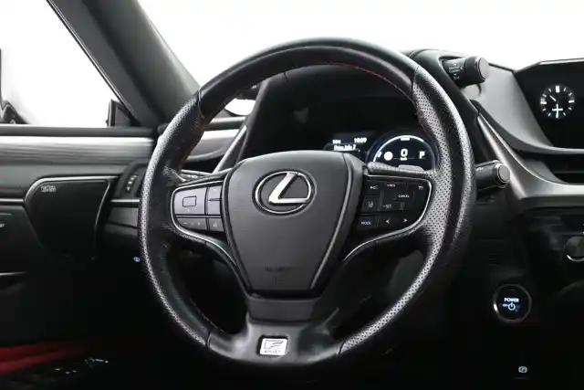 Musta Sedan, Lexus ES – RUE-528