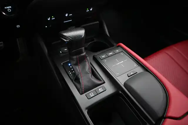 Musta Sedan, Lexus ES – RUE-528