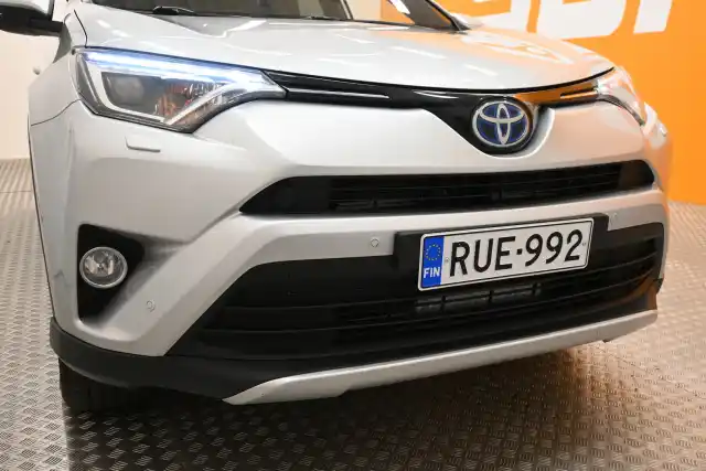 Hopea Tila-auto, Toyota RAV4 – RUE-992