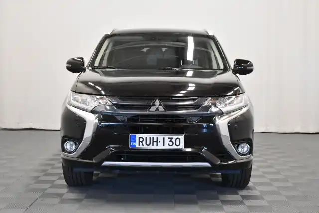 Musta Maastoauto, Mitsubishi OUTLANDER PHEV – RUH-130