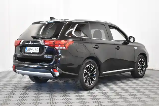 Musta Maastoauto, Mitsubishi OUTLANDER PHEV – RUH-130