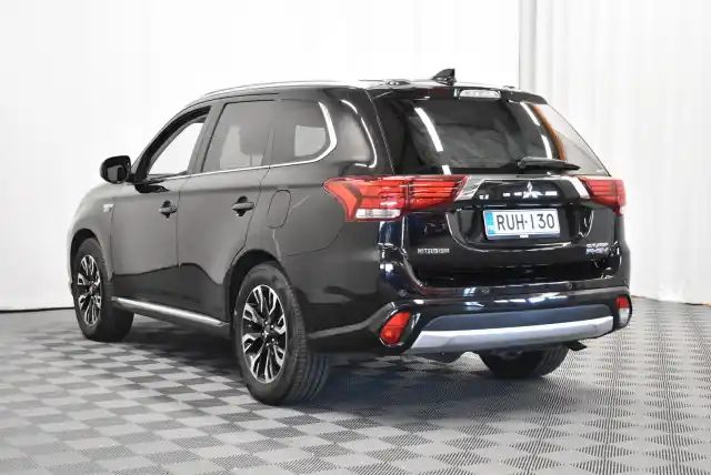 Musta Maastoauto, Mitsubishi OUTLANDER PHEV – RUH-130