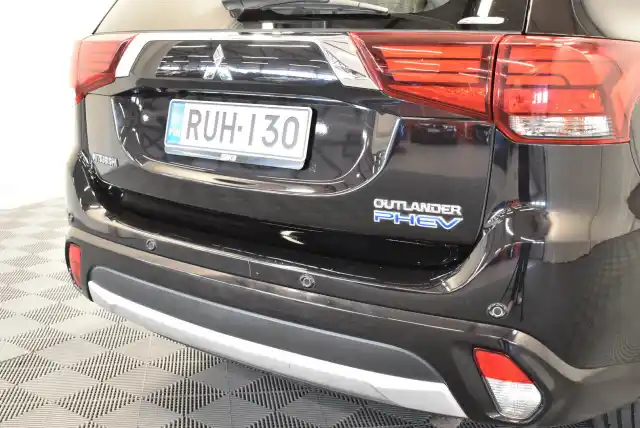 Musta Maastoauto, Mitsubishi OUTLANDER PHEV – RUH-130