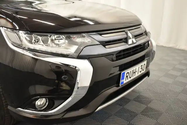 Musta Maastoauto, Mitsubishi OUTLANDER PHEV – RUH-130