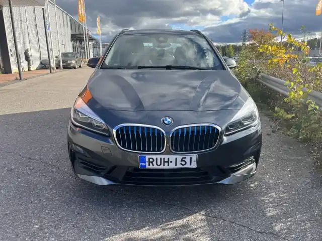 Harmaa Tila-auto, BMW 225 – RUH-151