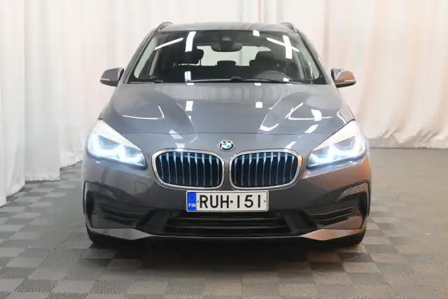 Harmaa Tila-auto, BMW 225 – RUH-151