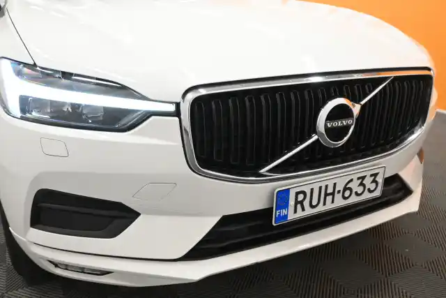 Valkoinen Maastoauto, Volvo XC60 – RUH-633