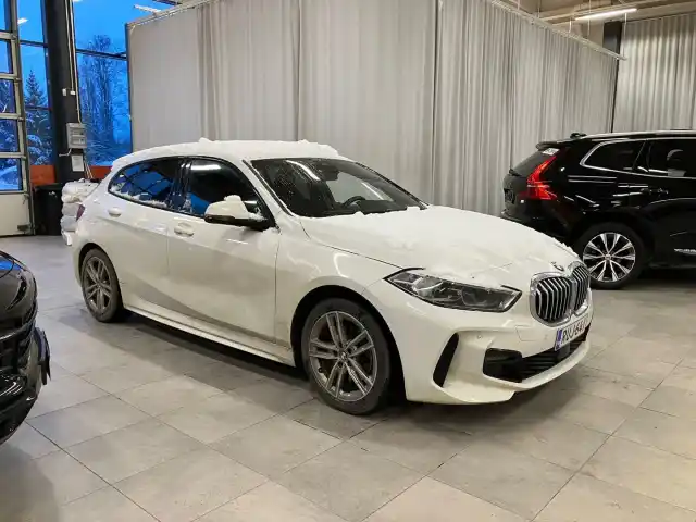 Valkoinen Viistoperä, BMW 118 – RUJ-641