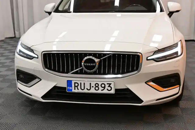 Valkoinen Farmari, Volvo V60 – RUJ-893