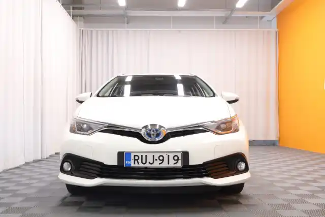 Valkoinen Farmari, Toyota Auris – RUJ-919