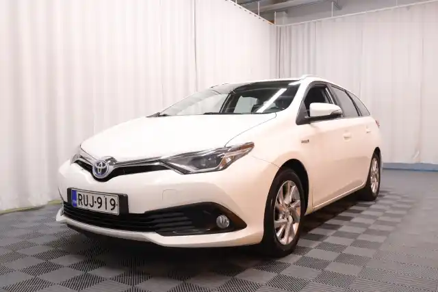 Valkoinen Farmari, Toyota Auris – RUJ-919