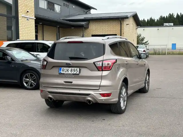 Harmaa Tila-auto, Ford Kuga – RUK-895