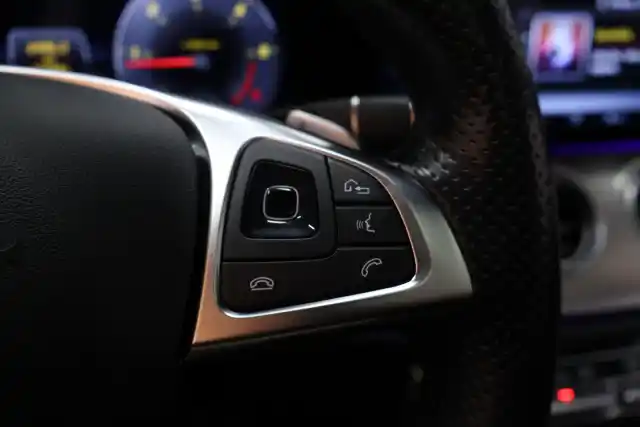 Musta Farmari, Mercedes-Benz E – RUK-932