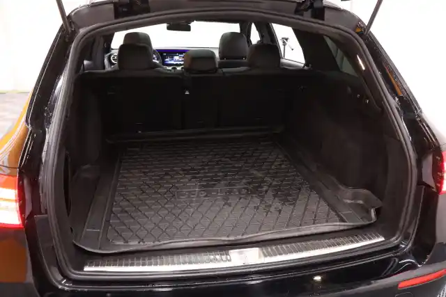 Musta Farmari, Mercedes-Benz E – RUK-932
