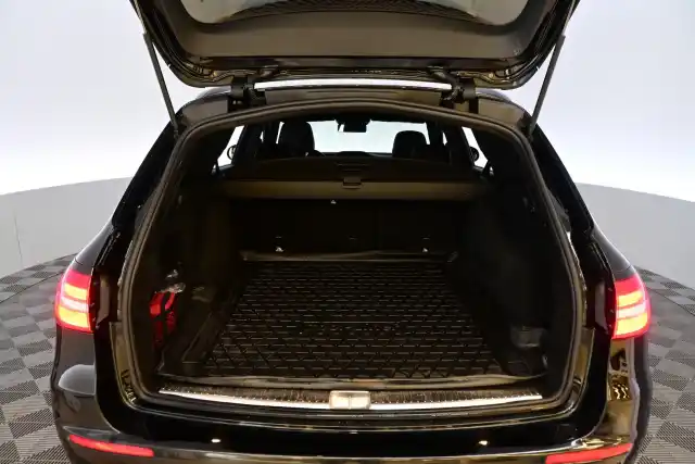 Musta Farmari, Mercedes-Benz E – RUK-932