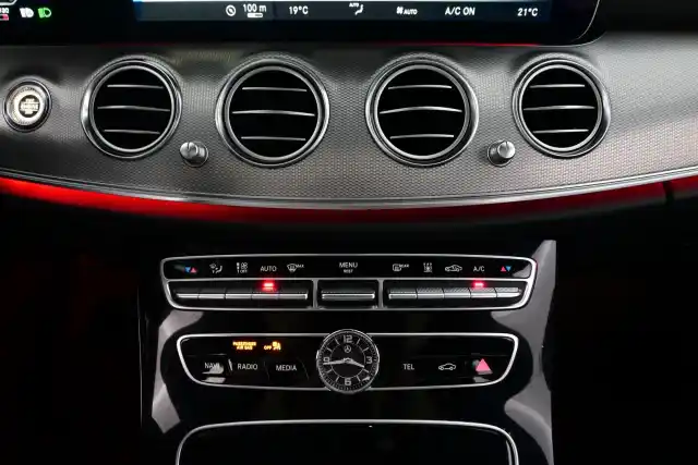 Musta Farmari, Mercedes-Benz E – RUK-932