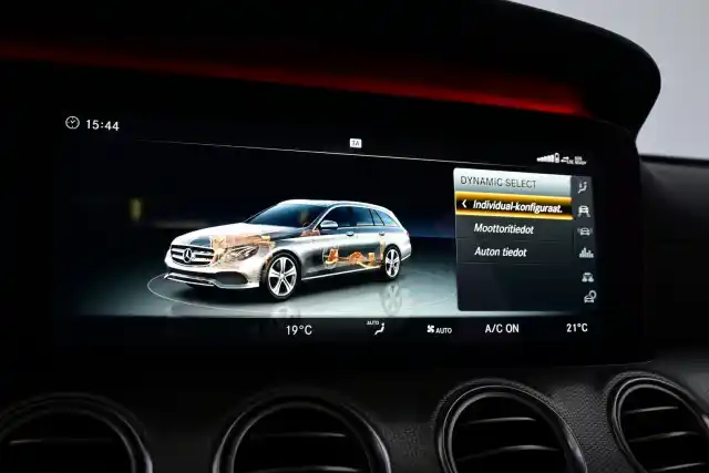 Musta Farmari, Mercedes-Benz E – RUK-932