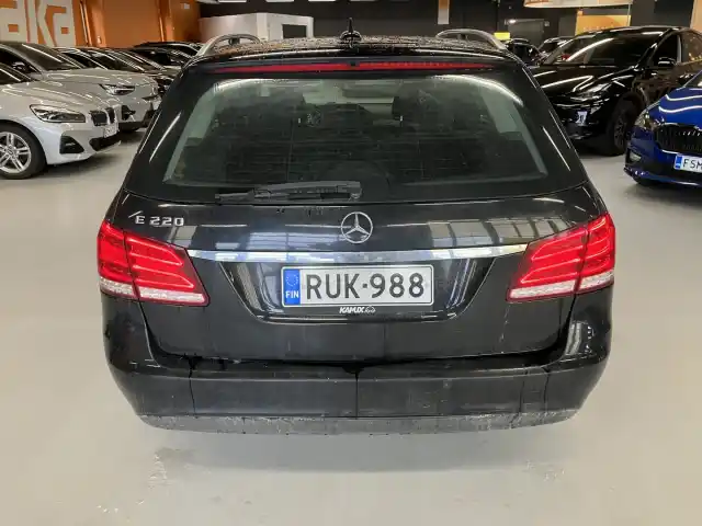 Musta Farmari, Mercedes-Benz E – RUK-988