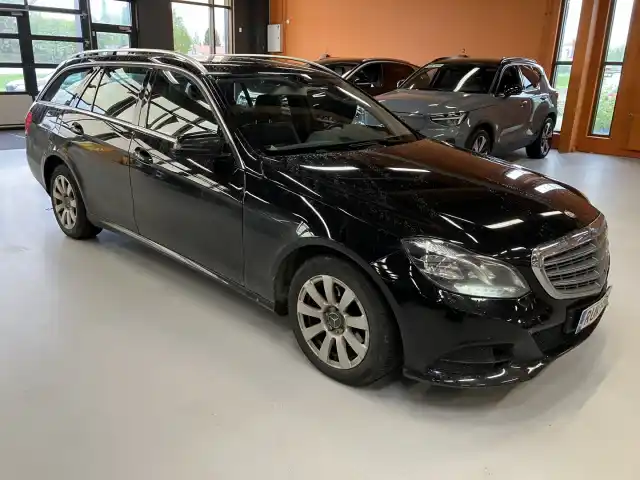 Musta Farmari, Mercedes-Benz E – RUK-988