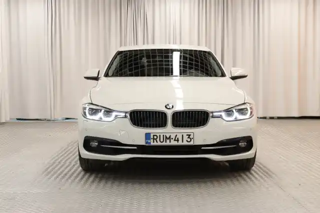 Valkoinen Sedan, BMW 330 – RUM-413