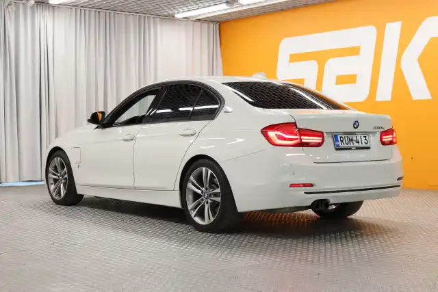 Valkoinen Sedan, BMW 330 – RUM-413