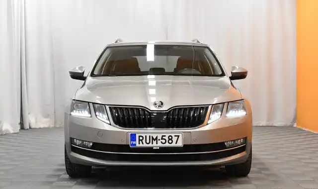 Harmaa Farmari, Skoda Octavia – RUM-587