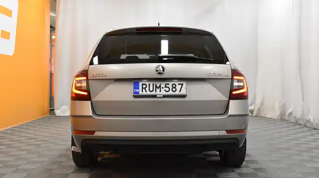 Harmaa Farmari, Skoda Octavia – RUM-587