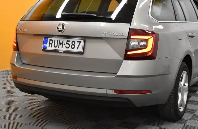 Harmaa Farmari, Skoda Octavia – RUM-587