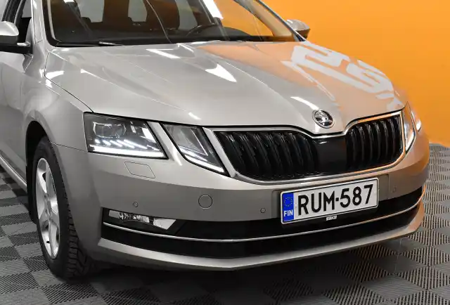 Harmaa Farmari, Skoda Octavia – RUM-587