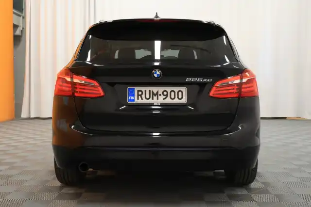 Musta Farmari, BMW 225 – RUM-900