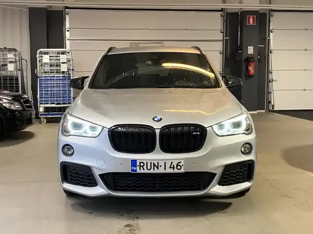 Harmaa Maastoauto, BMW X1 – RUN-146