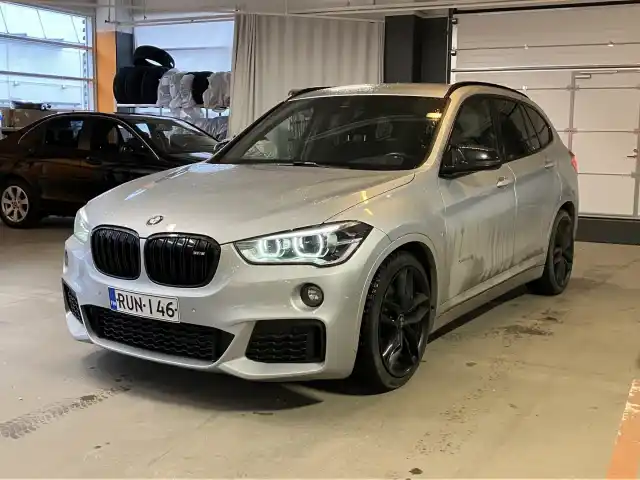 Harmaa Maastoauto, BMW X1 – RUN-146