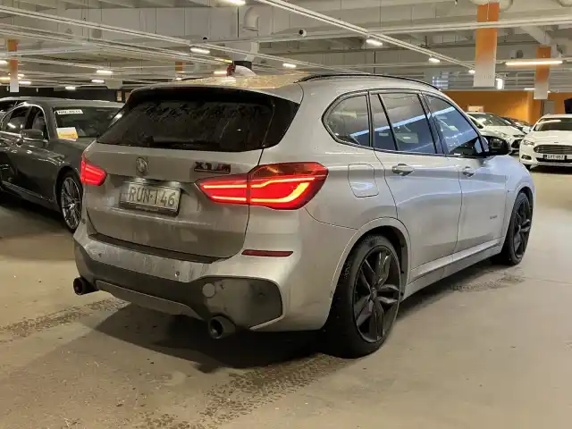 Harmaa Maastoauto, BMW X1 – RUN-146