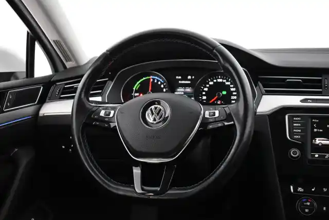 Valkoinen Farmari, Volkswagen Passat – RUN-581