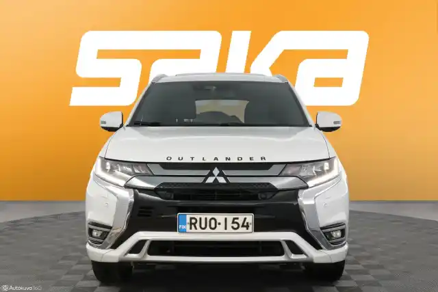 Valkoinen Maastoauto, Mitsubishi OUTLANDER PHEV – RUO-154