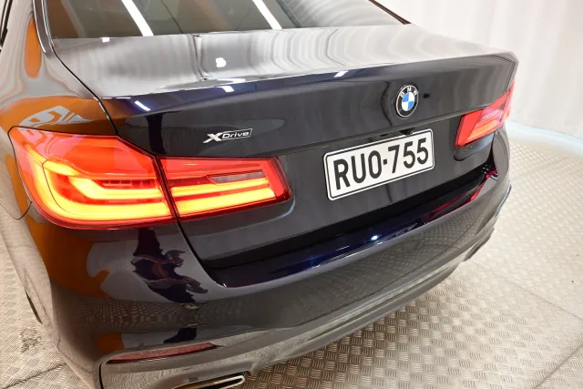Musta Sedan, BMW 520 – RUO-755