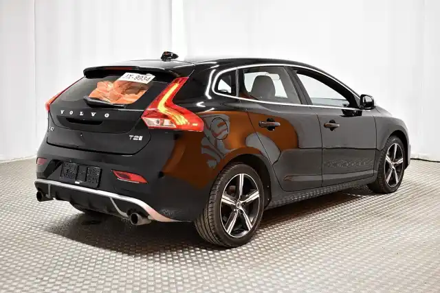 Musta Viistoperä, Volvo V40 – RUP-121