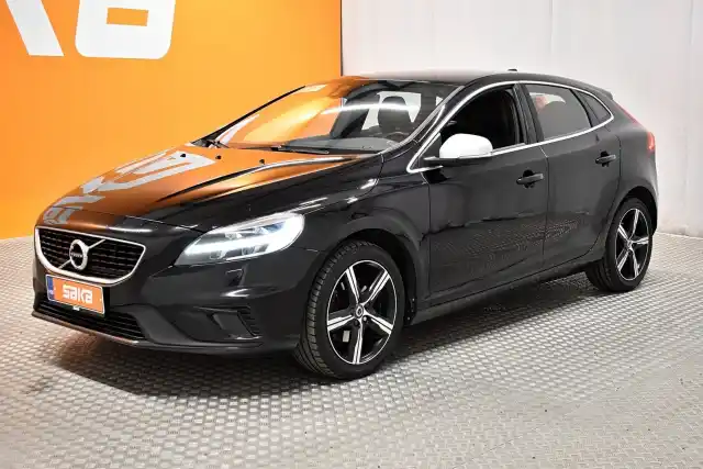 Musta Viistoperä, Volvo V40 – RUP-121