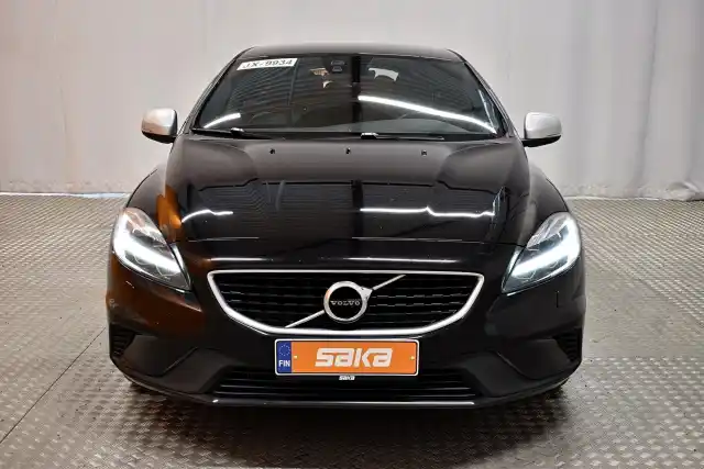 Musta Viistoperä, Volvo V40 – RUP-121