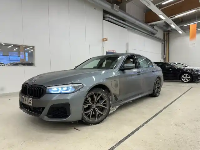 Harmaa Sedan, BMW 530 – RUP-139